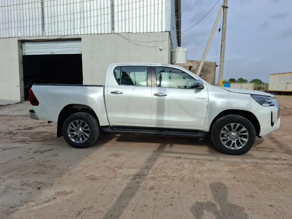 TOYOTA HILUX thumbnail 3