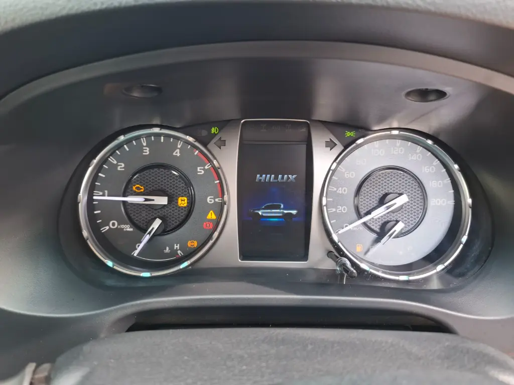 TOYOTA HILUX thumbnail 11
