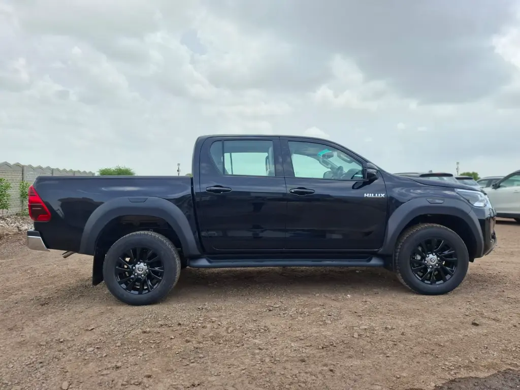TOYOTA HILUX thumbnail 4