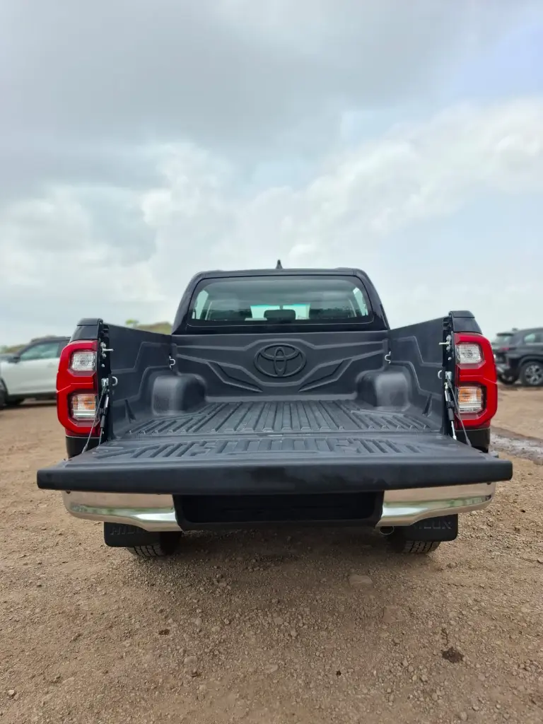 TOYOTA HILUX thumbnail 5