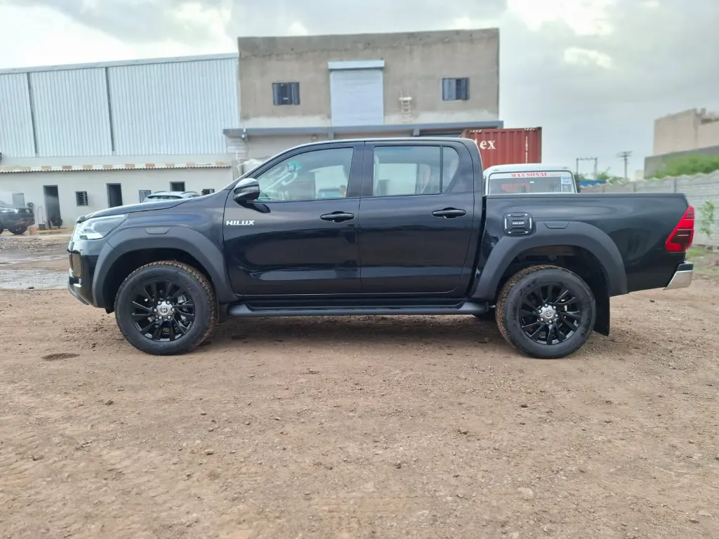 TOYOTA HILUX thumbnail 3