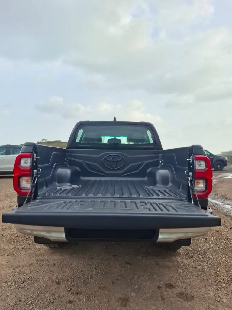 TOYOTA HILUX thumbnail 3
