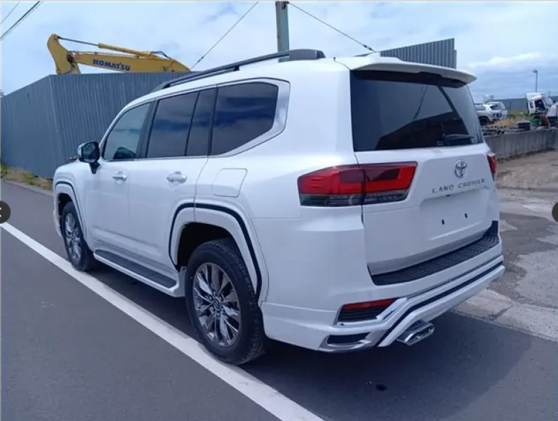 TOYOTA LAND CRUISER LC300 thumbnail 6