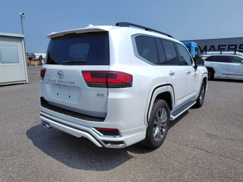 TOYOTA LAND CRUISER LC300 thumbnail 7