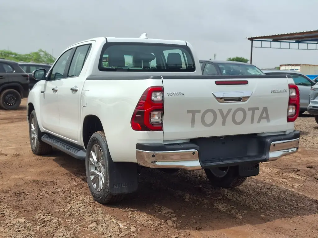 TOYOTA HILUX thumbnail 3