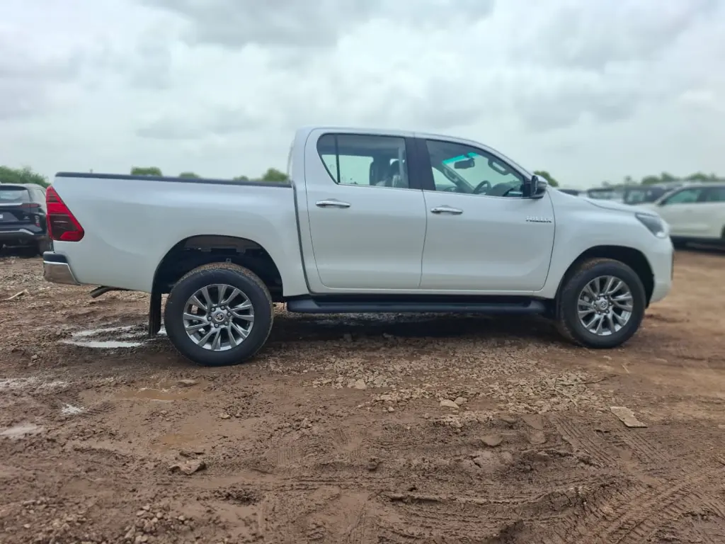 TOYOTA HILUX thumbnail 3