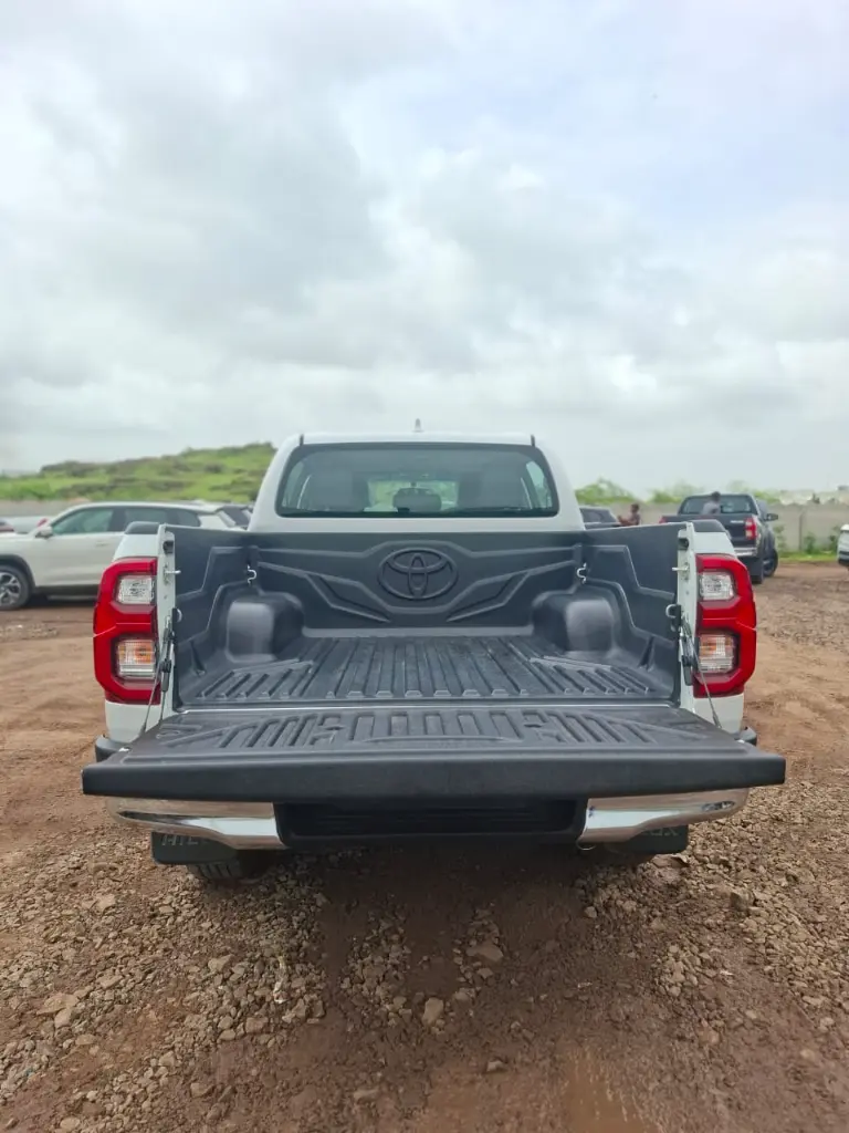 TOYOTA HILUX thumbnail 4