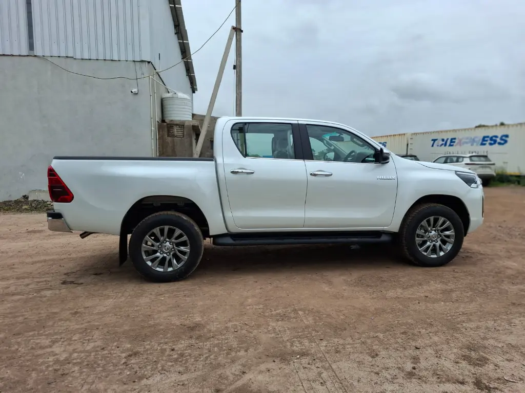 TOYOTA HILUX thumbnail 3
