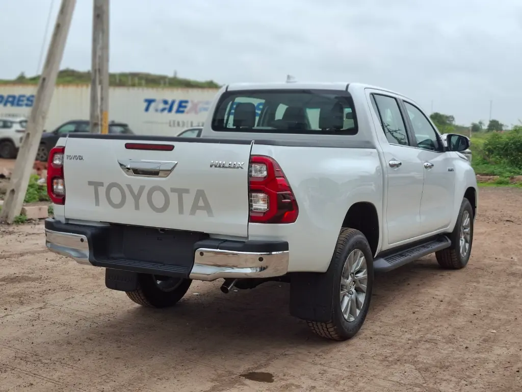 TOYOTA HILUX thumbnail 2