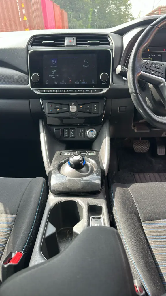 NISSAN LEAF thumbnail 10