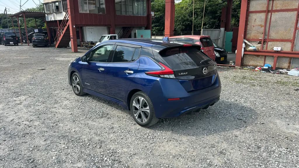NISSAN LEAF thumbnail 3