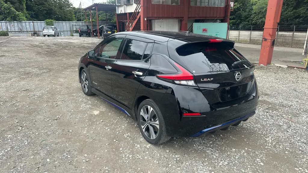 NISSAN LEAF thumbnail 4