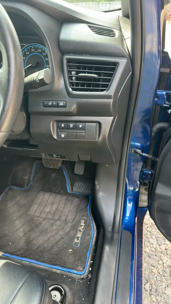 NISSAN LEAF thumbnail 9