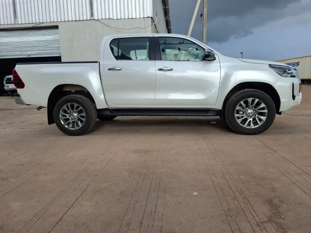 TOYOTA HILUX thumbnail 2