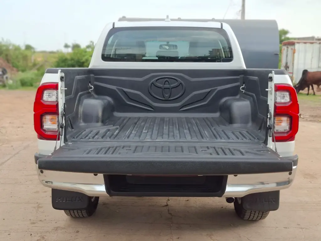 TOYOTA HILUX thumbnail 4