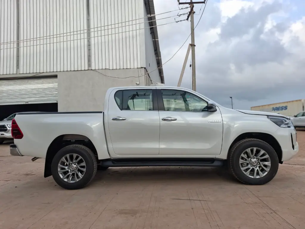 TOYOTA HILUX thumbnail 2