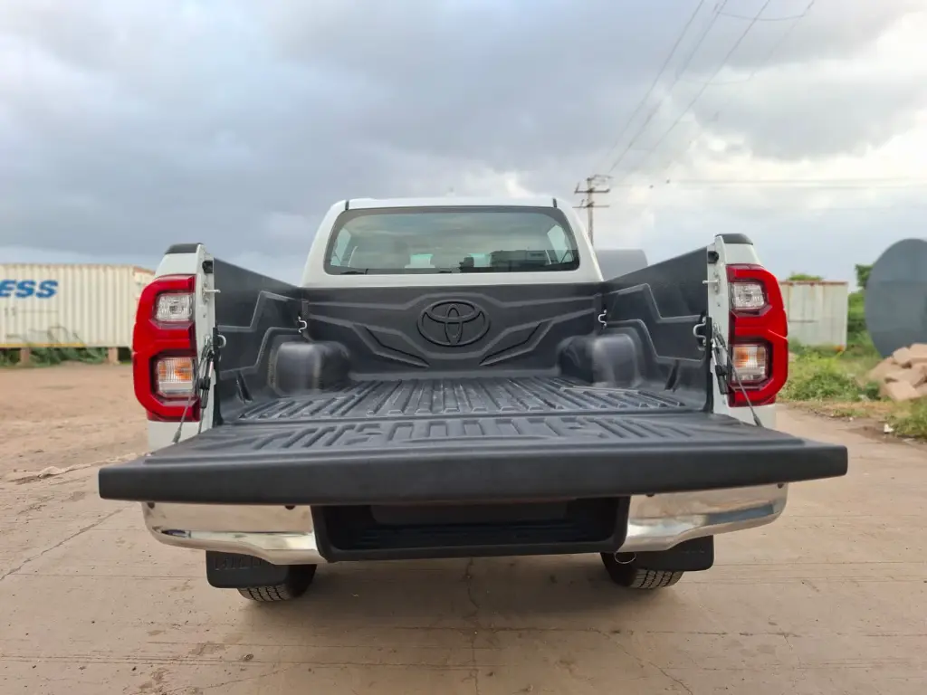 TOYOTA HILUX thumbnail 3