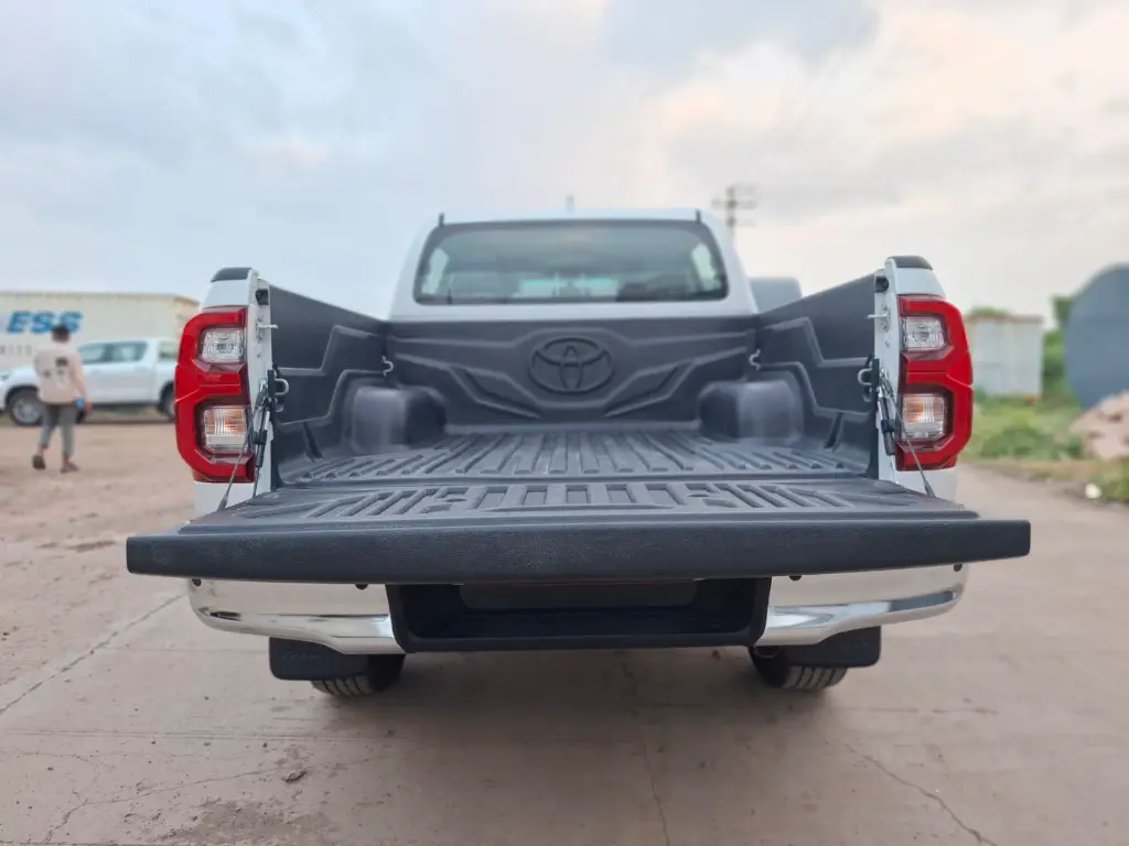 TOYOTA HILUX thumbnail 4