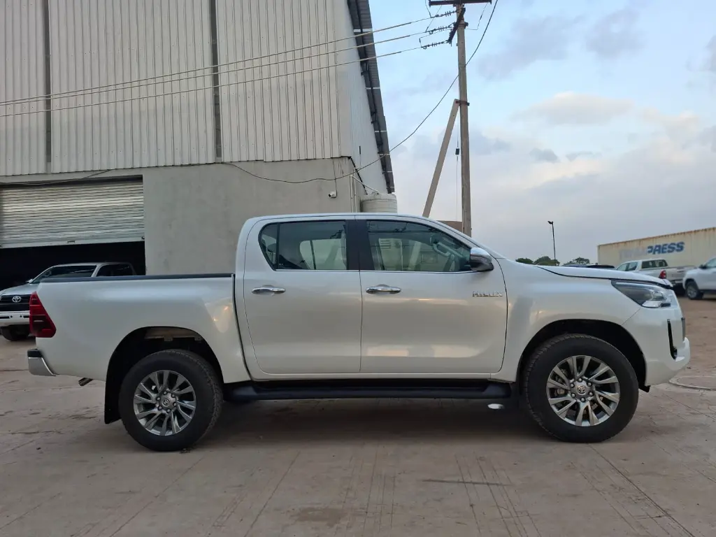 TOYOTA HILUX thumbnail 3
