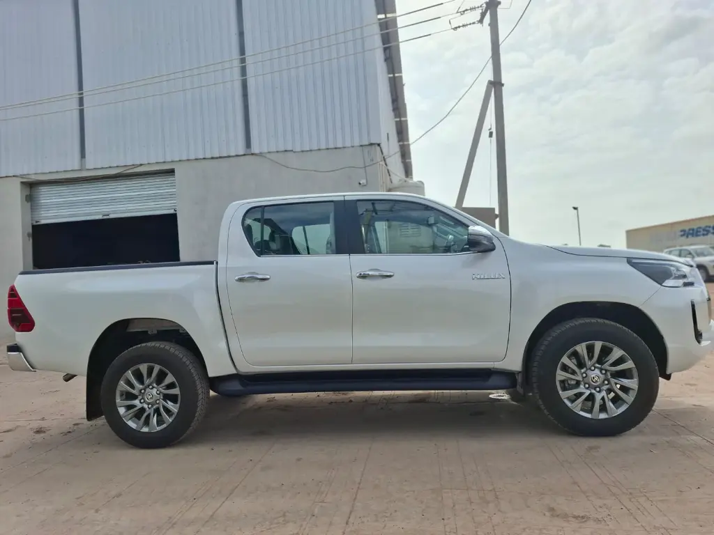 TOYOTA HILUX thumbnail 3