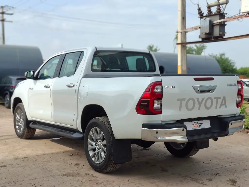 TOYOTA HILUX thumbnail 4