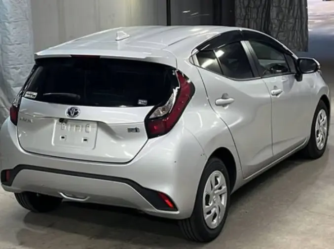 TOYOTA AQUA thumbnail 3