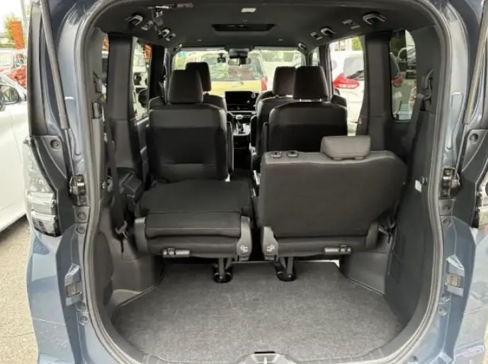 TOYOTA VOXY thumbnail 5