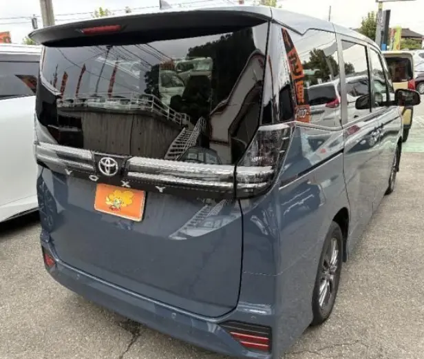 TOYOTA VOXY thumbnail 4