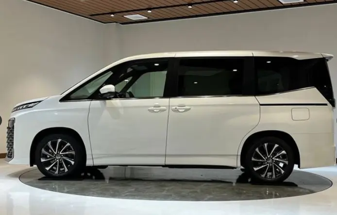 TOYOTA VOXY thumbnail 3