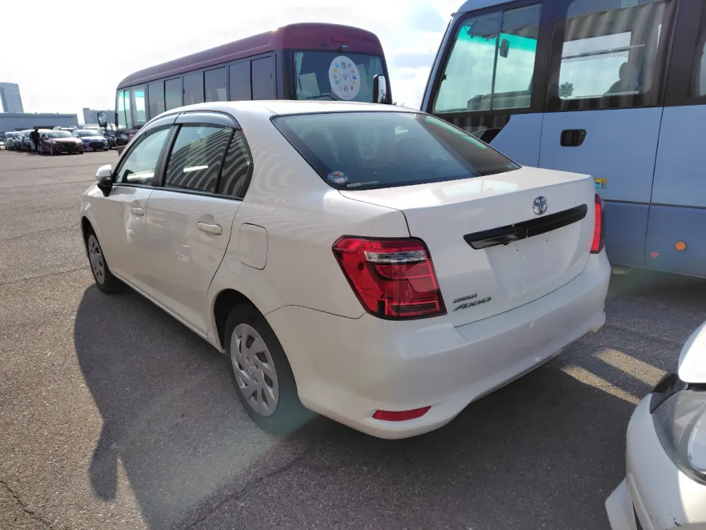 TOYOTA COROLLA AXIO thumbnail 4