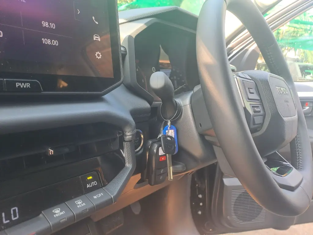 TOYOTA HILUX TRAVO thumbnail 2