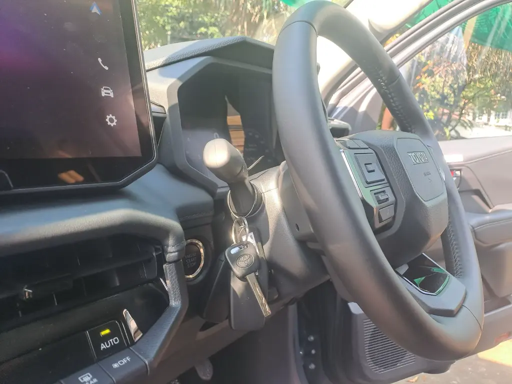 TOYOTA HILUX TRAVO thumbnail 2