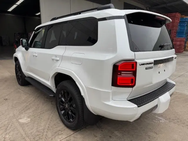 TOYOTA LAND CRUISER PRADO KAKADU thumbnail 3