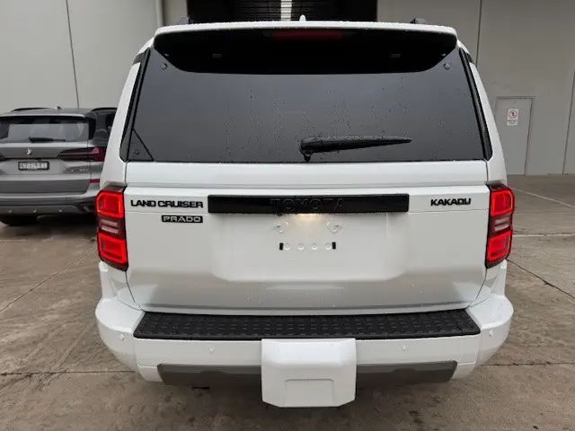 TOYOTA LAND CRUISER PRADO KAKADU thumbnail 5