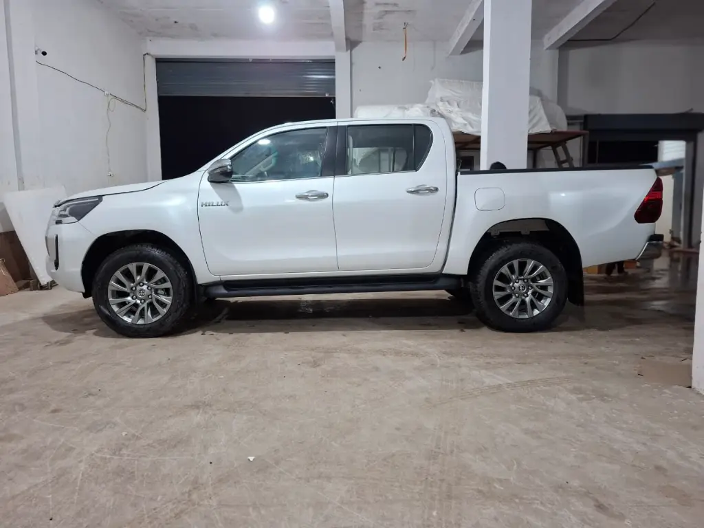 TOYOTA HILUX thumbnail 2