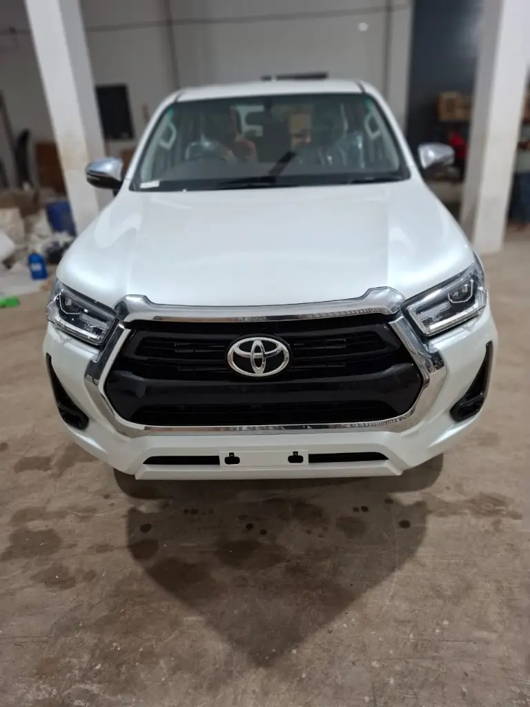 TOYOTA HILUX thumbnail 3