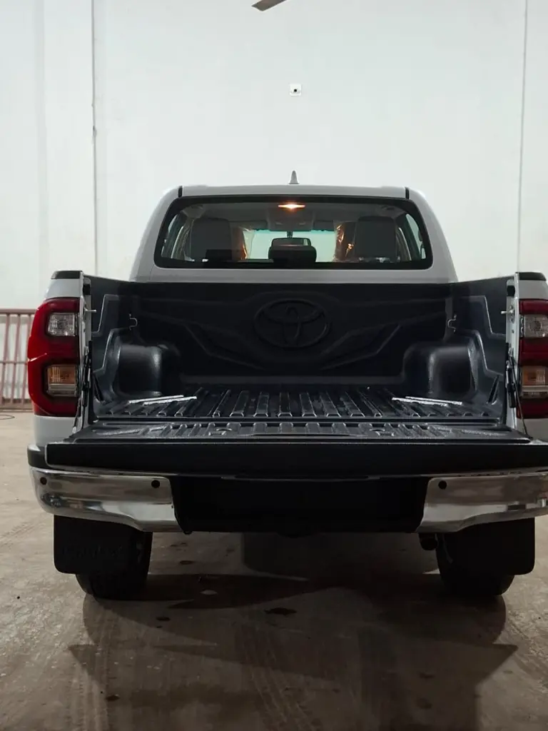 TOYOTA HILUX thumbnail 5