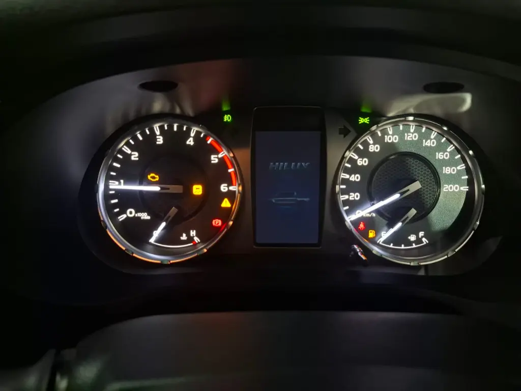 TOYOTA HILUX thumbnail 11