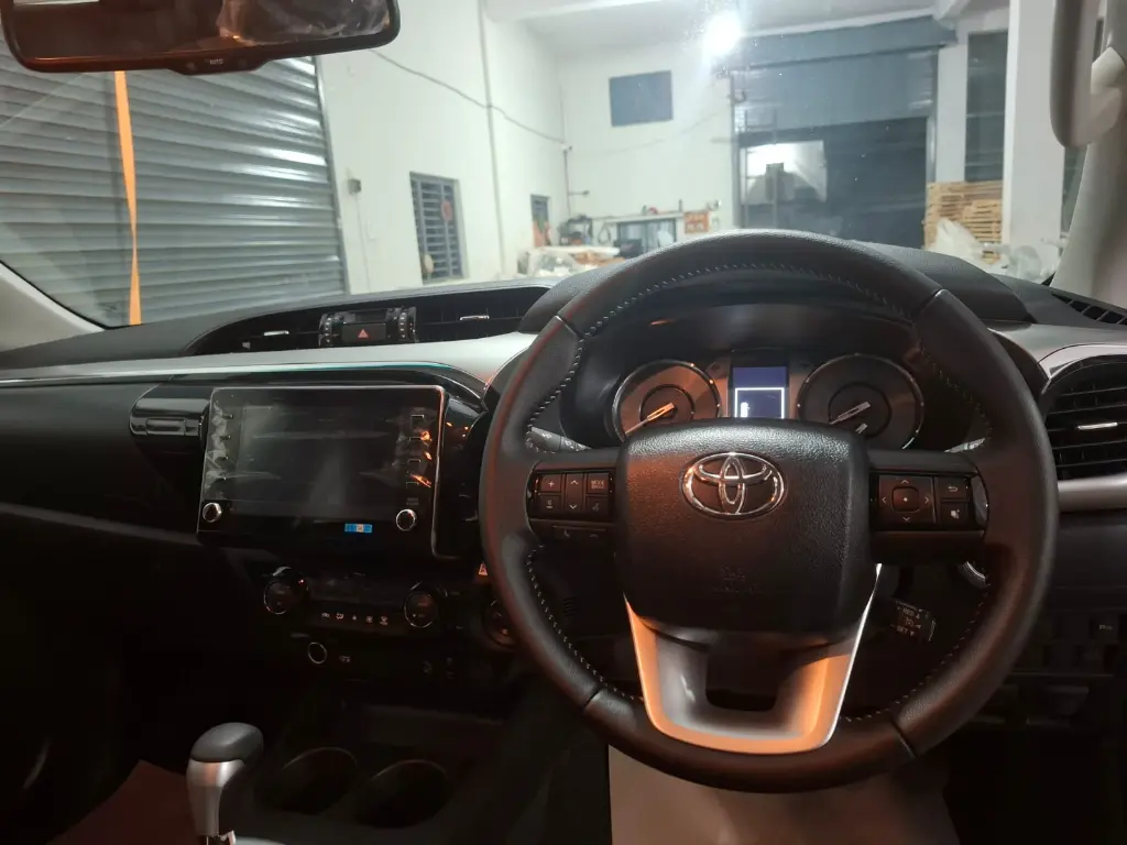 TOYOTA HILUX thumbnail 8
