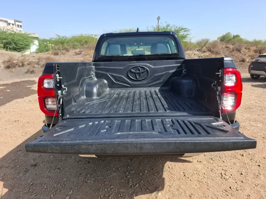 TOYOTA HILUX thumbnail 6