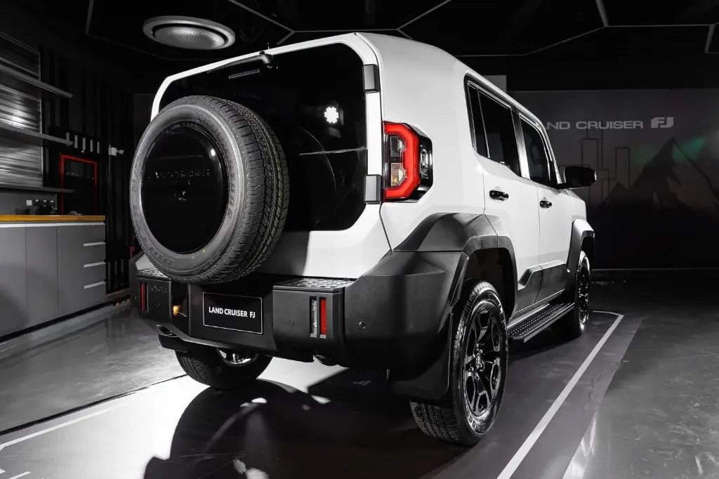 TOYOTA LAND CRUISER FJ thumbnail 4