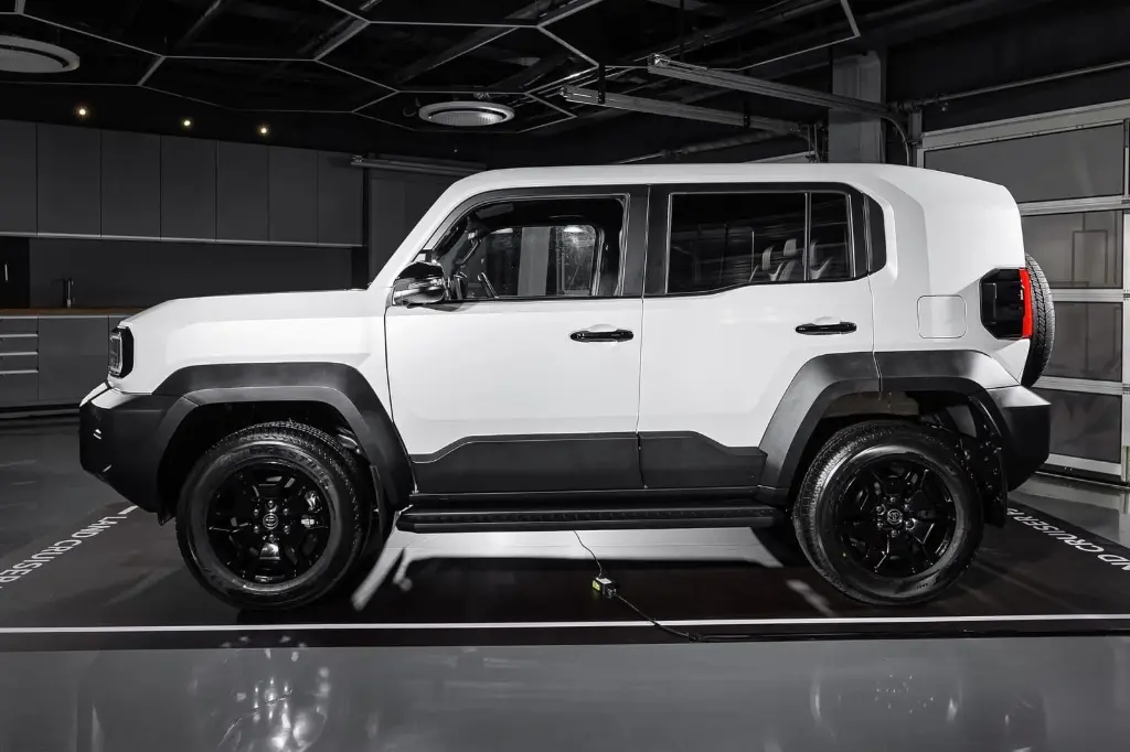 TOYOTA LAND CRUISER FJ thumbnail 3