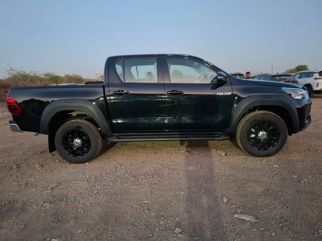 TOYOTA HILUX thumbnail 3