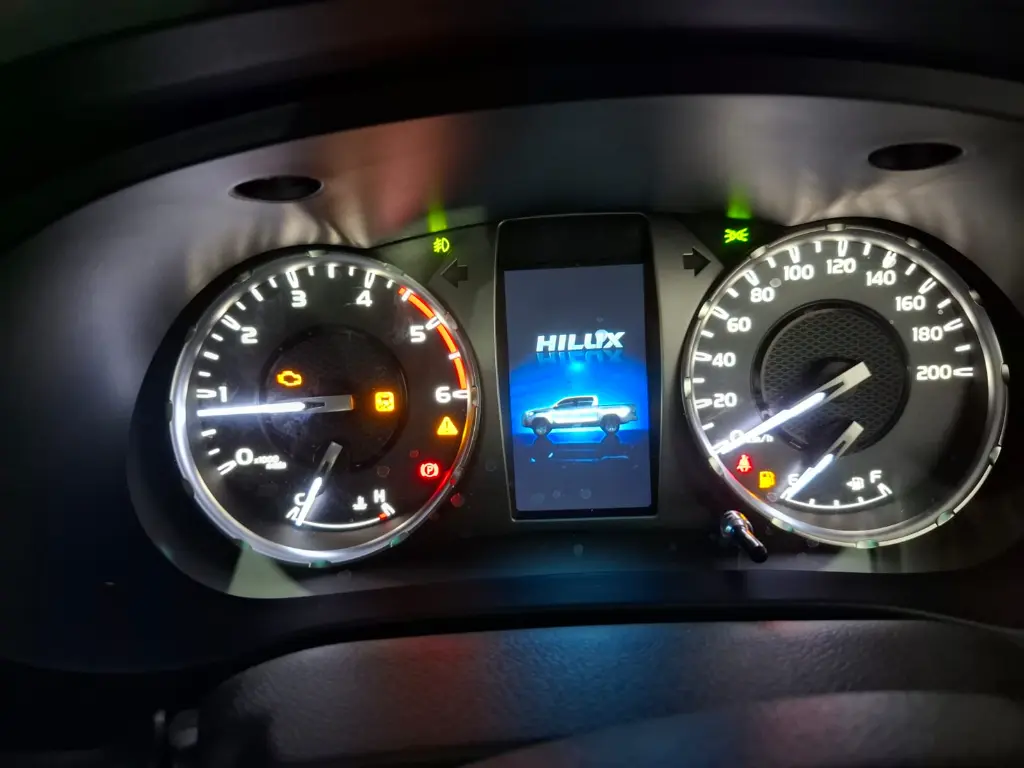 TOYOTA HILUX thumbnail 12