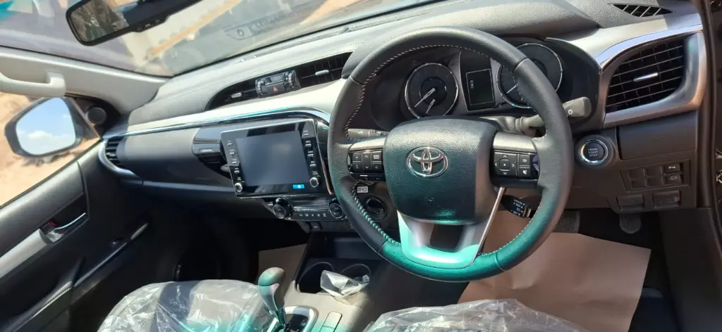 TOYOTA HILUX thumbnail 8