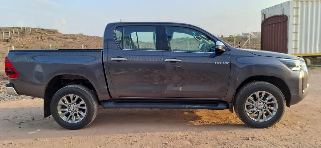 TOYOTA HILUX thumbnail 3