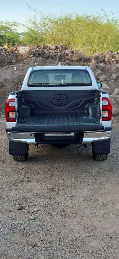 TOYOTA HILUX thumbnail 4