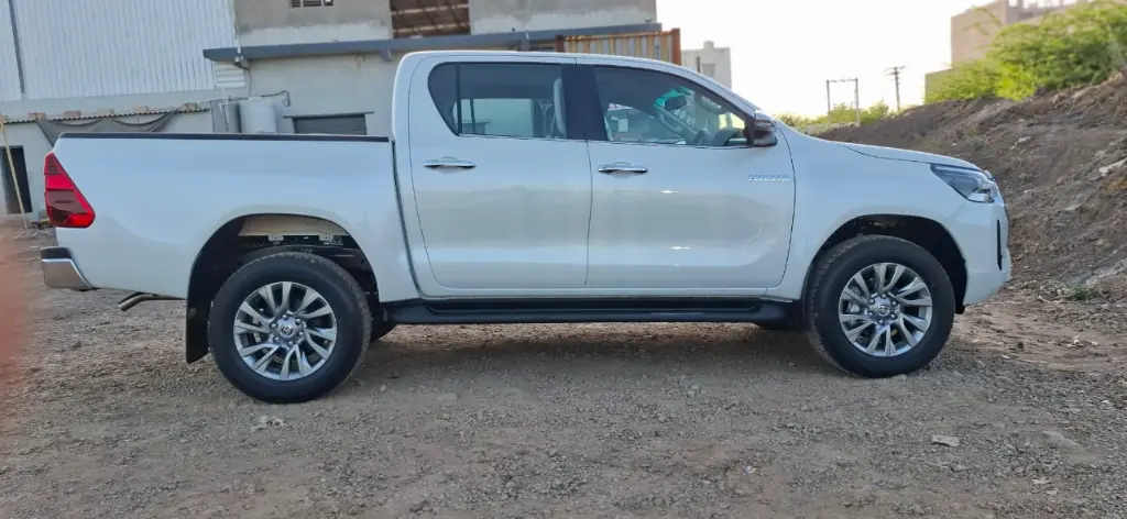 TOYOTA HILUX thumbnail 3