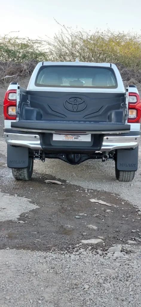 TOYOTA HILUX thumbnail 5