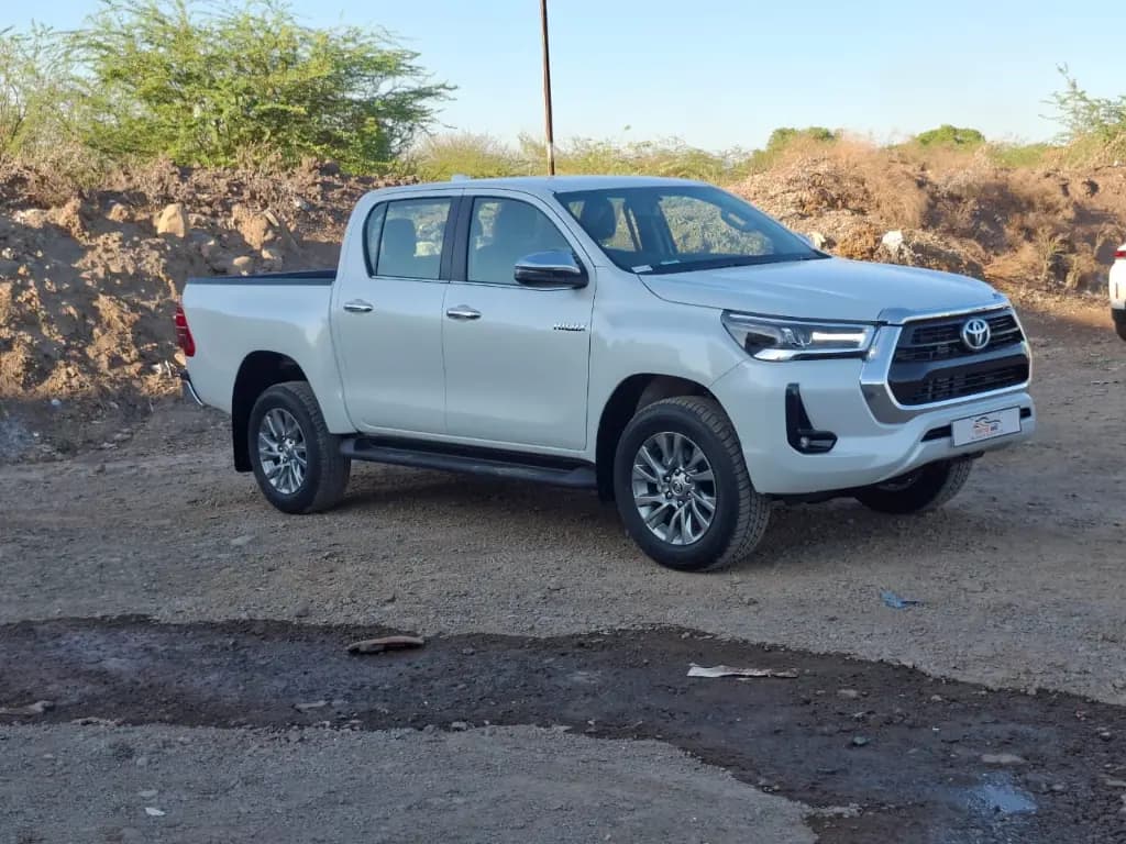 TOYOTA HILUX thumbnail 2